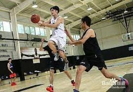 茹子楠踩踏刘洋 主裁马宁回看VAR后坚持直红判罚